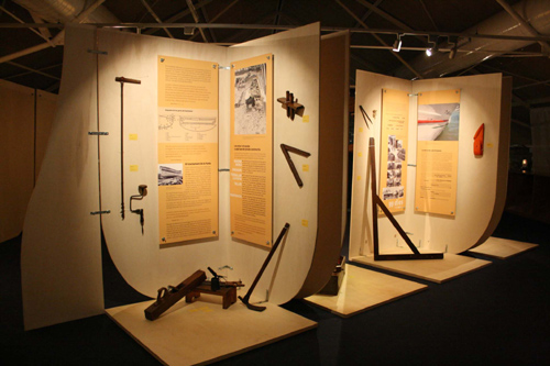 Una part de l'exposició sobre els mestres d'aixa.