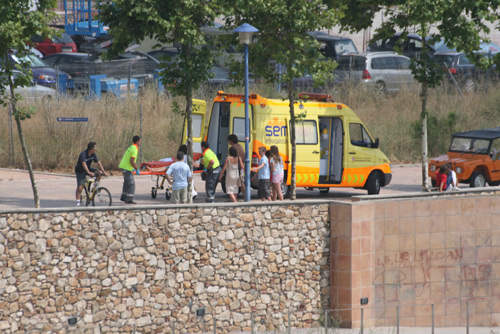 Moment en que una dotació del SEM evacua el ciclista ferit.