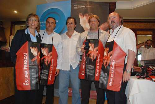 L'alcaldessa de Palamós i l'alcalde de Calonge, a banda i banda, amb Xavier Jabato   al centre de la imatge i els representants del Girona FC.