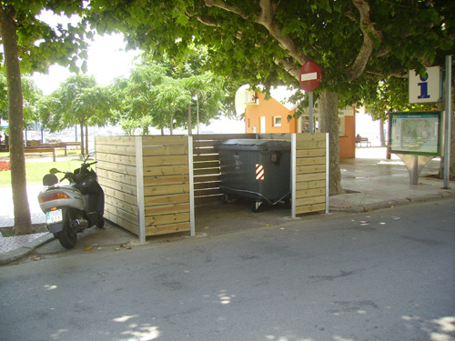 Un dels punts on s'han posat tanques als contenidors, al passeig del Mar.