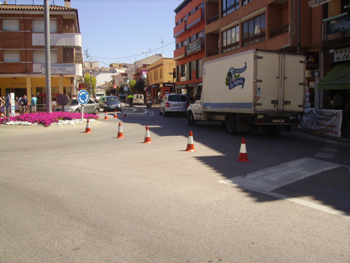 Regulació del trànsit, avui a la rotonda de Correus.