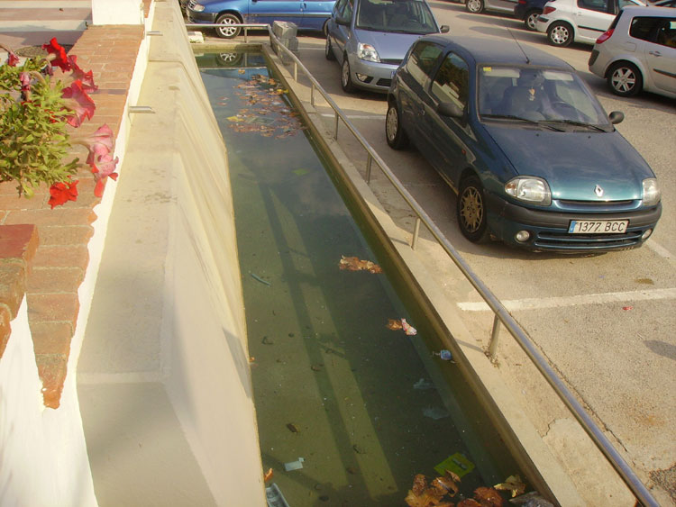 Un dels sobreeixidors que ja hi ha actualment a l'aparcament de la platja.