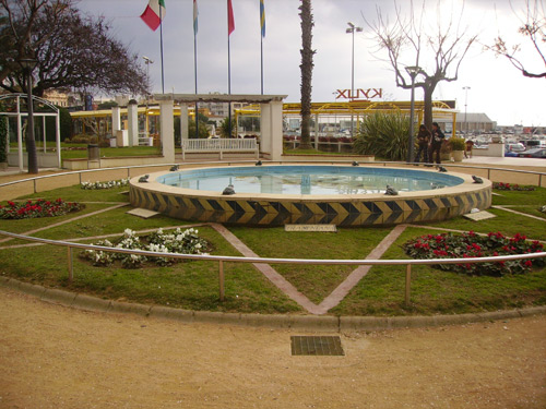 El brollador del passeig, fora de servei.