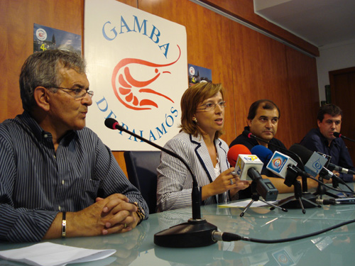 Un moment de la presentació del trofeu, aquest migdia.