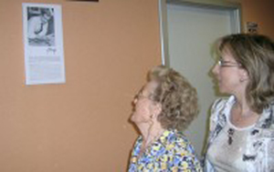 Maria Forné i Teresa Ferrés, en el moment de descobrir la placa.