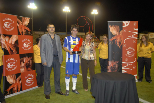 Lliurament a l'Espanyol del Trofeu Gamba de Palamós. (Fotografia cedida per Josep   Lois).