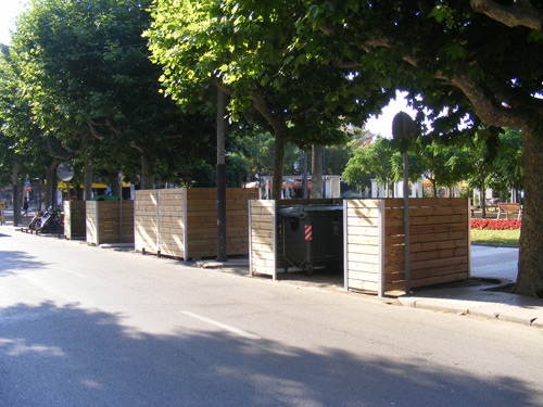 Contenidors tancats al passeig del Mar de Palamós.
