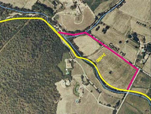 En color fúcsia, el traçat modificat per la Generalitat.