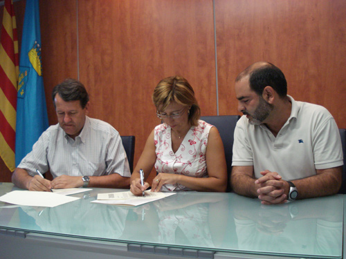 Un moment de la firma del conveni.