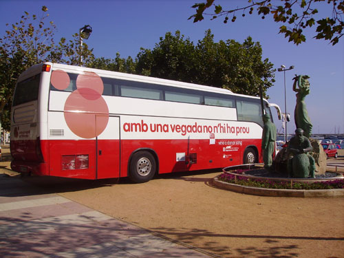 La unitat mòbil de donació de sang al passeig de Palamós, en una imatge d'arxiu.