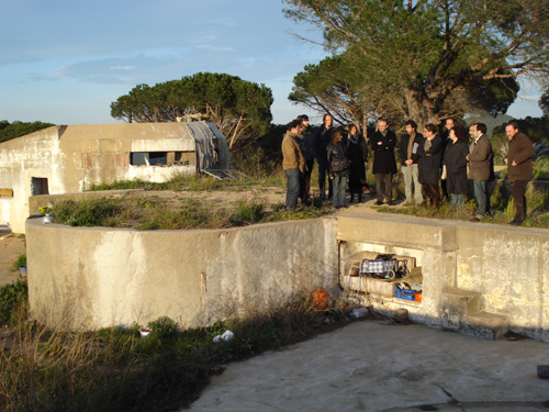 Imatge d'una visita a les antigues bateries del puig del Molí de Vent.