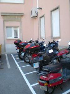 El nou espai d'aparcament de motos a l'hospital de Palamós.