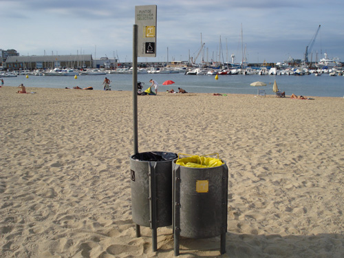 Una de les noves parelles de papereres de la platja Gran de Palamós.