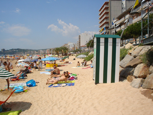 Una de les casetes dels lavabos públics a la platja de Sant Antoni.