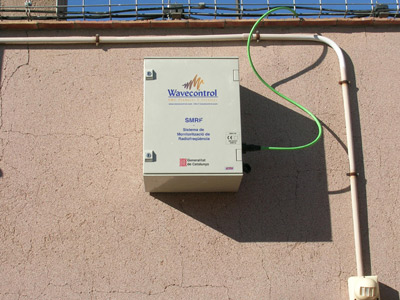 L'aparell de medició de camps electromagnètics situat a Palamós.