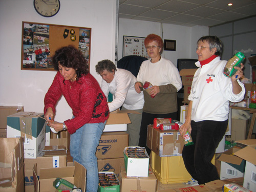 Voluntaris de Creu Roja fent recollida de material solidari.