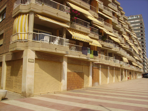 Els baixos de l'edifici Les Moreres.