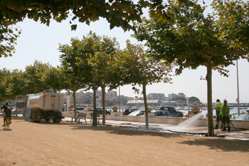 Personal de neteja regant el passeig del Mar, ahir al matí.
