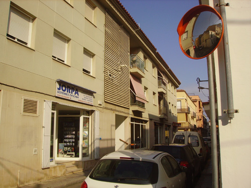 Un dels nous miralls, instal•lat a la cruïlla Indústria-Carmel.