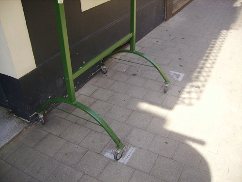 Un expositor amb les marques que limiten l'espai que ha d'ocupar.