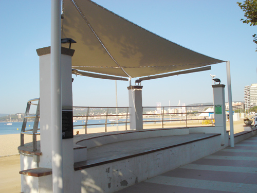 La nova coberta de l'escenari del passeig del Mar.