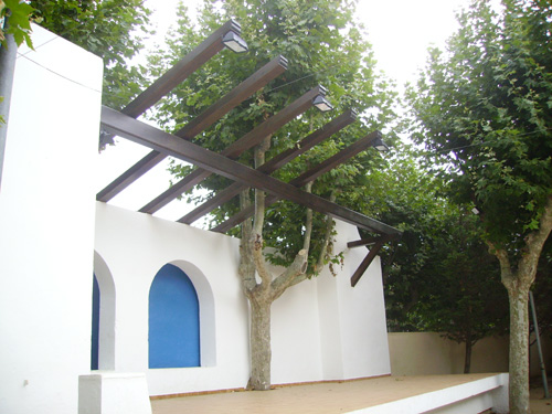 L'escenari de l'Arbreda, ja amb les noves bigues.