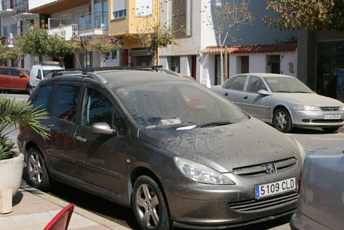 Efectes de la pols en un cotxe aparcat al passeig del Mar.