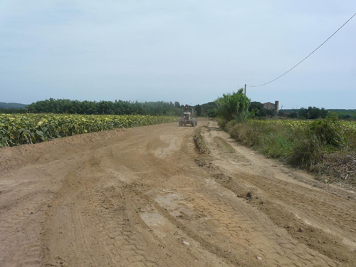 Maquinària treballant en el que serà la via verda.