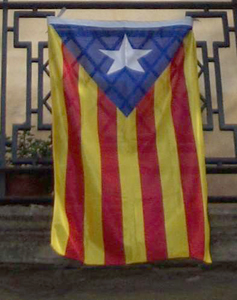 Una estelada penjada en un balcó.