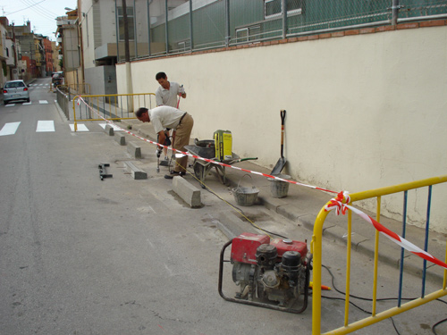 Treballadors de la brigada fent la vorada al col·legi La Salle.
