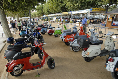 Les motos exposades al passeig del Mar, aquest dissabte. (Fotografia cedida per Josep Lois).
