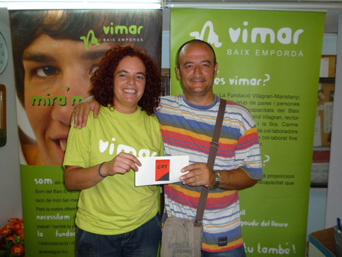 Glòria Torrelles, de Vimar, recull la donació que li fa Antoni Cerdà, del CAT.