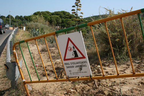 Camí de ronda tallat a la zona de la cala del Morro del Vedell, a Palamós.