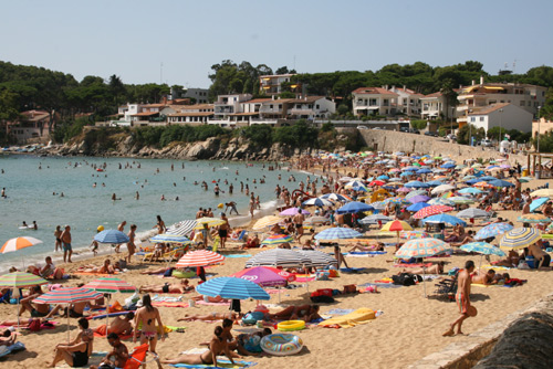 La platja de La Fosca plena de gent, aquest estiu.
