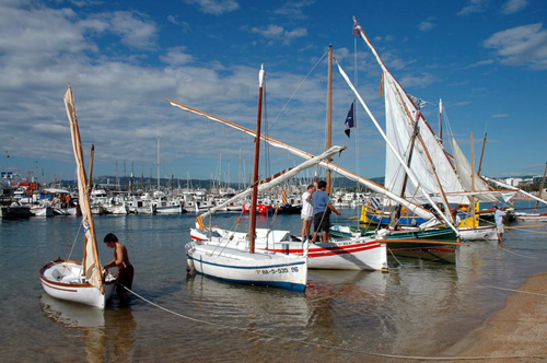 Vaixells a la platja Gran de Palamós.