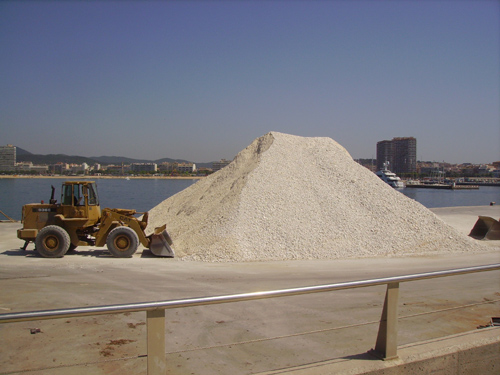 Mineral de barita al moll comercial, els dies previs a la Festa Major d'enguany.