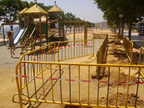 Zona d'esbarjo infantil al passeig del Mar.