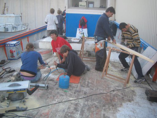 Gent de La Mar d'Amics treballant en la recuperació de l'Elvira.