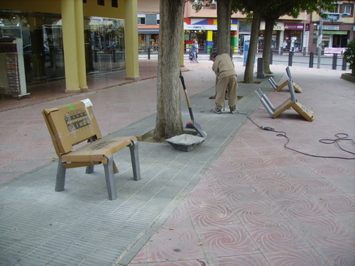 Col·locació dels nous bancs, aquest matí.