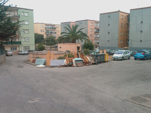 Acumulació de trastos vells, avui al barri de Mas Guàrdies.