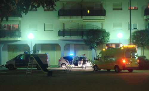 Un moment de l'actuació policial d'ahir a la plaça dels Comtes de Palamós.