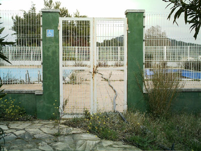 Les instal·lacions esportives del Tennis, pendents d'enderroc.