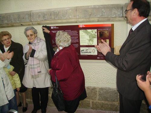 Una antiga alumna de La Vila descobreix un dels panells commemoratius dels 75 anys del centre.