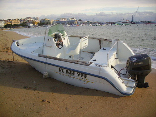 La força de les ones ha trencat l'amarrament d'aquesta embarcació.