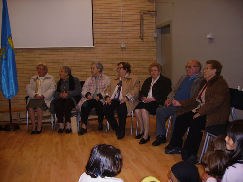 Alguns dels alumnes que van inaugurar l'actual col.legi Ruiz Giménez fa 75 anys.