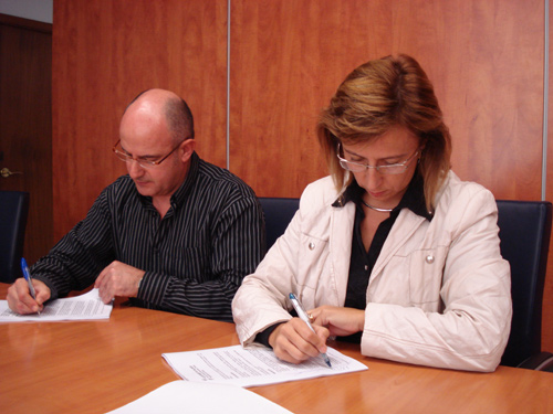 Ramón Nuñez, president de Fecotur, i l'alcaldessa Teresa Ferrés, firmen l'acord entre l'entitat i l'Ajuntament de Palamós.