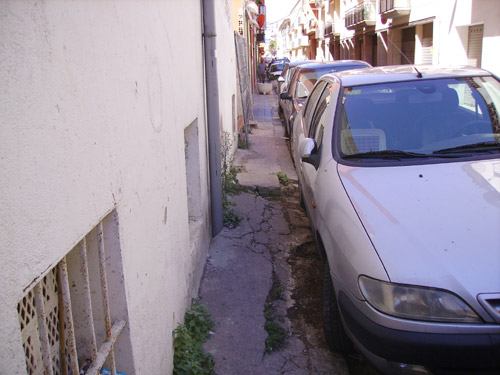 Una de les barreres arquitectòniques que es poden trobar als carrers de Palamós.