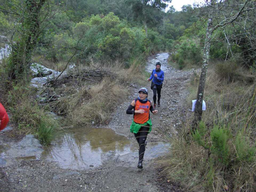Els participants de la Marxa dels Traginers van haver de combatre la pluja.