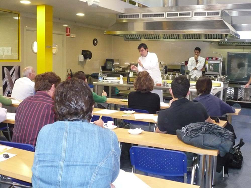 El cuiner Ramon Freixa mostra les seves habilitats culinàries.