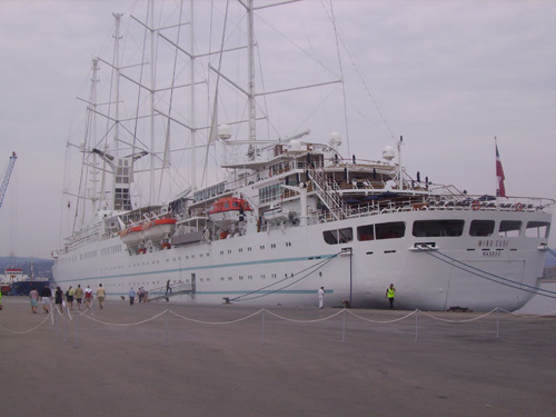 Imatge d'un dels creuers turístics que ha visitat Palamós aquesta temporada.